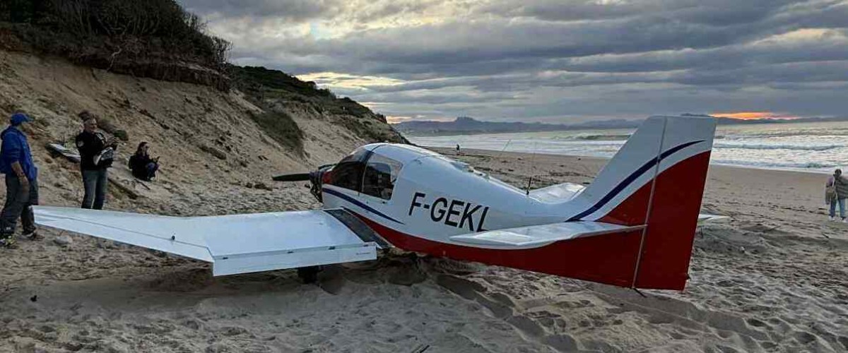 Atterrissage d'urgence d'un avion de tourisme sur une des plages de Bidart