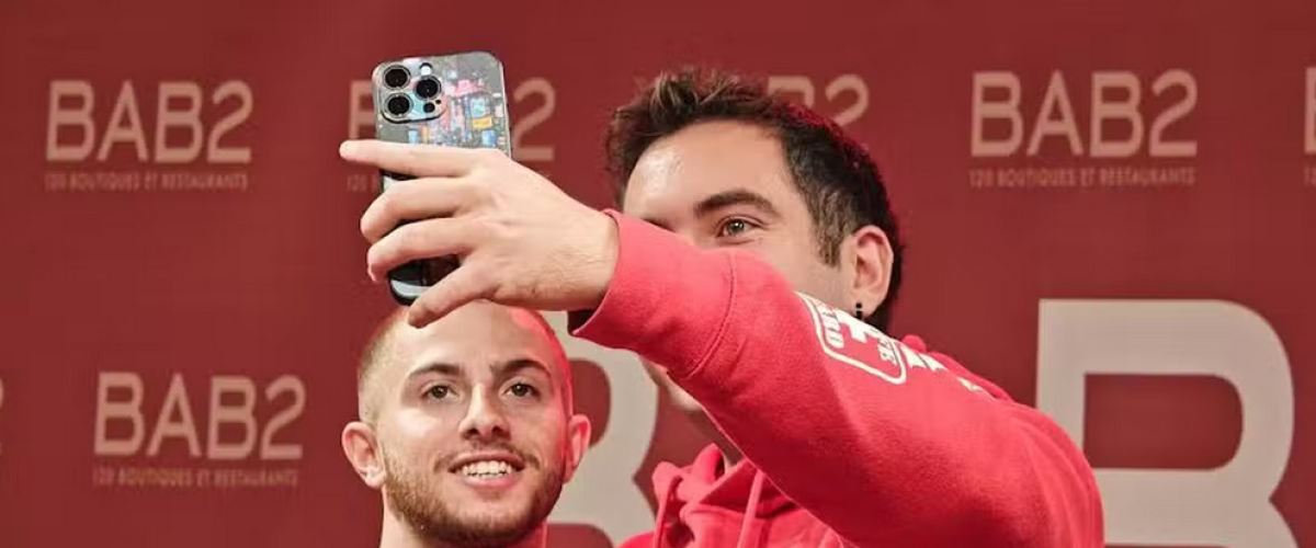 Des centaines de fans ont patienté dimanche 14 décembre à Anglet, pour rencontrer Michou.