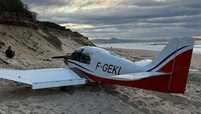 Atterrissage d'urgence d'un avion de tourisme sur une des plages de Bidart