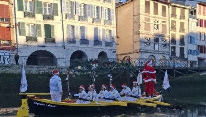 Le Père Noël est arrivé à Bayonne sur la Nive pour l'ouverture des festivités des fêtes de fin d'année.